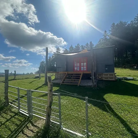 Maringotka Kvetuska Na Farme Pulecny