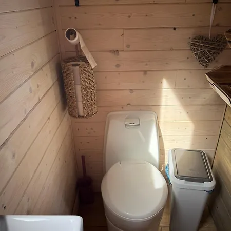 Kemping Maringotka Kvetuska Na Farme Pulecny