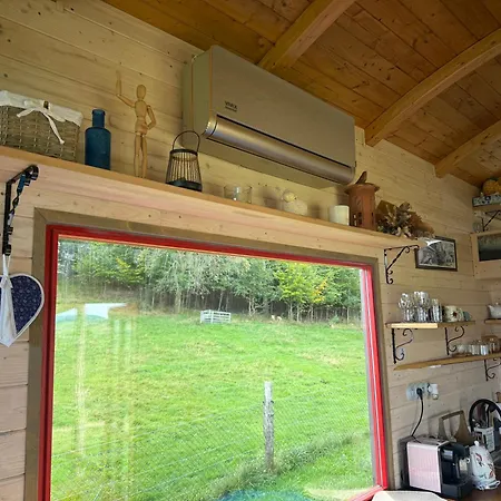Maringotka Kvetuska Na Farme Pulecny