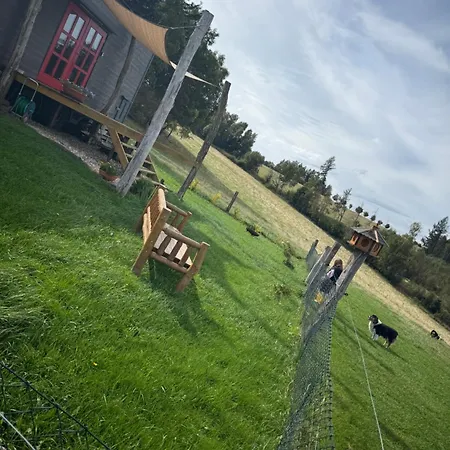 Kemping Maringotka Kvetuska Na Farme